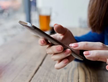 Κύπρος: Υποψήφια βουλευτής έστελνε απειλητικά μηνύματα στη σύζυγο του εραστή της - «Πήρες το δρόμο για το νεκροτομείο»